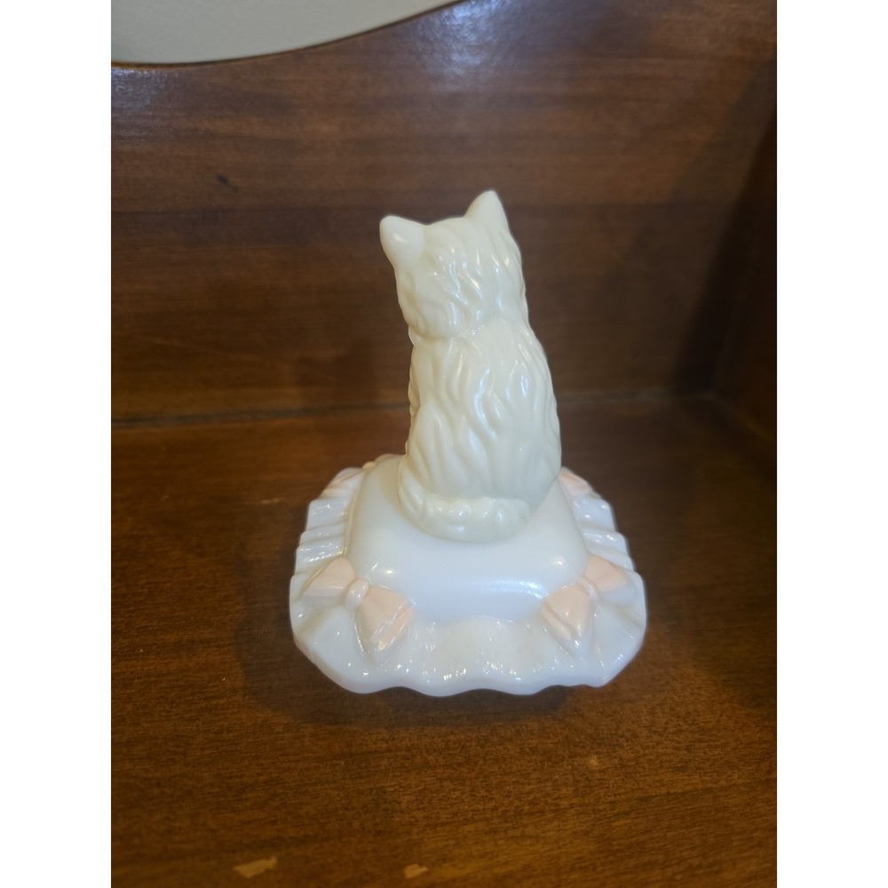 Avon Sitting Pretty Kitten Cat Milk Glass Pillow Perfume Bottle Vanity VTG - Picture 3 of 5